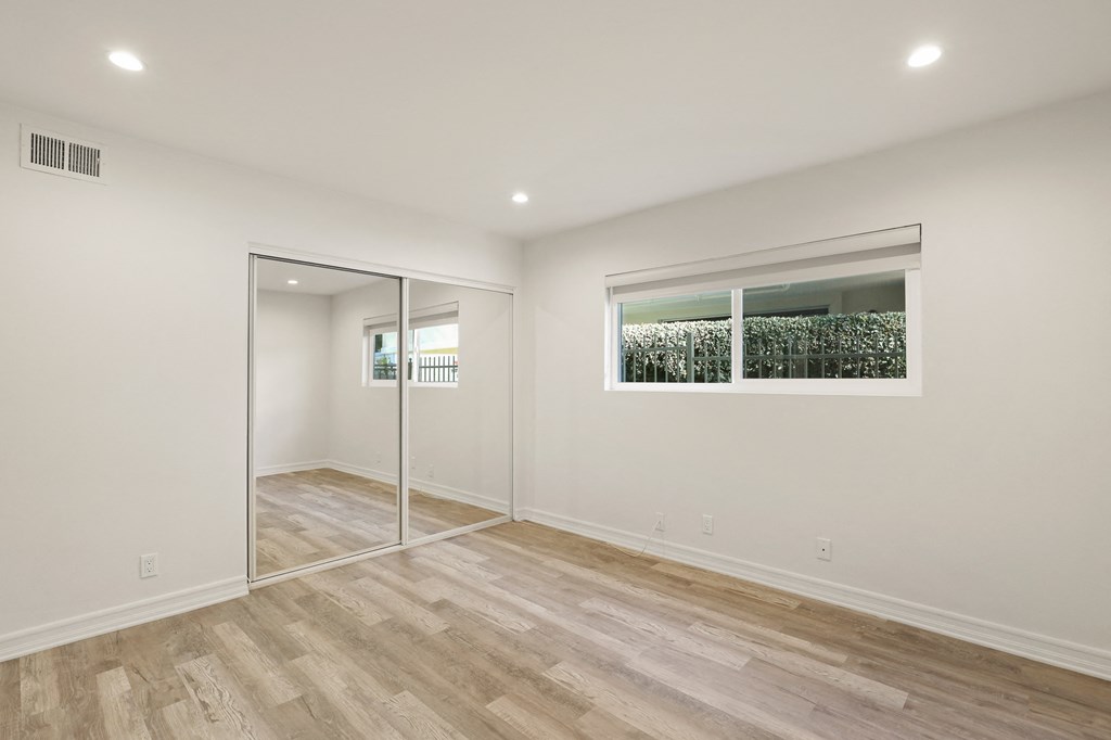 Brentwood Apartment with 1,2, and 3 Bedrooms