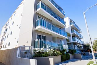Side View of Kings Court by Wiseman, an Apartment Community in Los Angeles - Photo Gallery 2