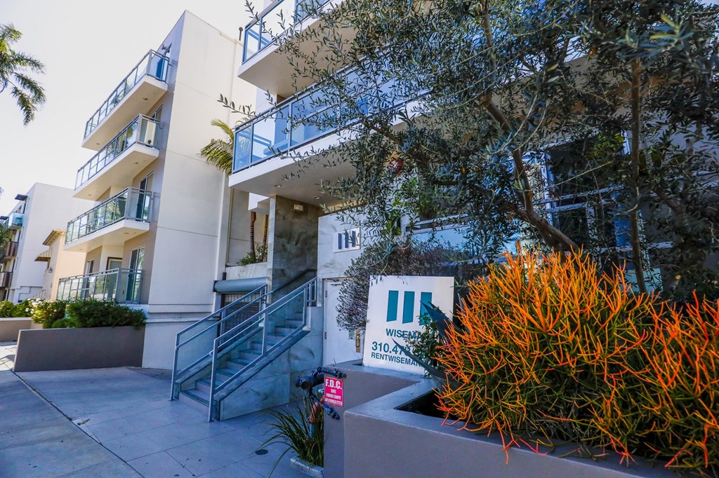 Side Angle View of Kings Court by Wiseman