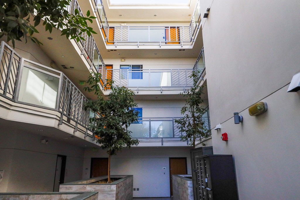 Interior Courtyard of Kings Court by Wiseman