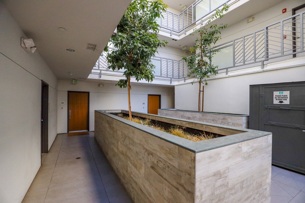 Interior Courtyard of Kings Court by Wiseman