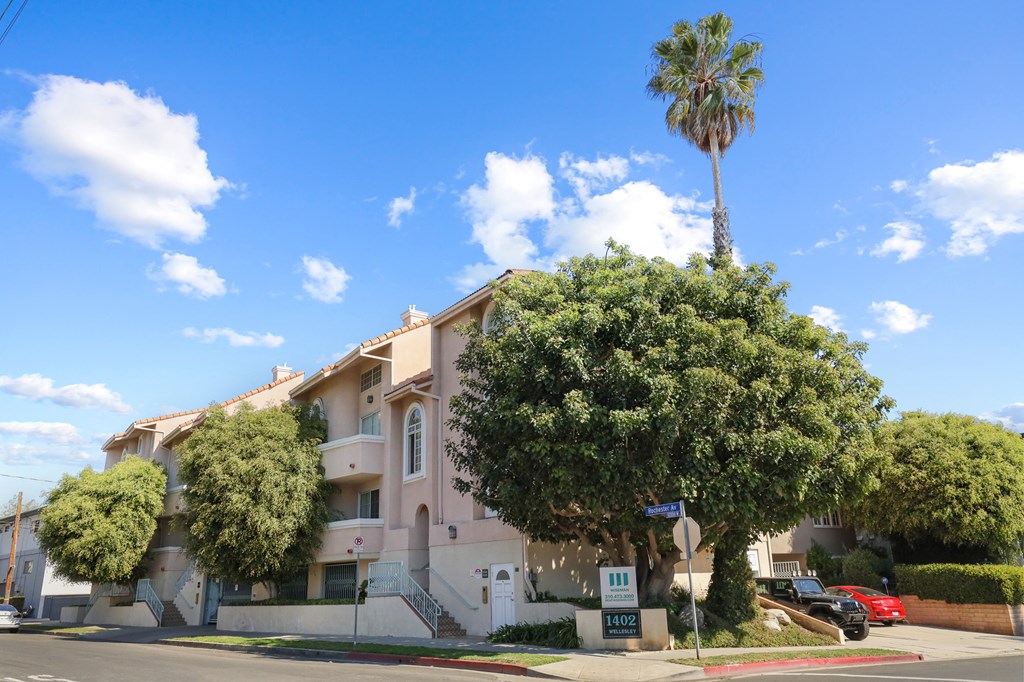 Wiseman at Wellesley Steps Exterior