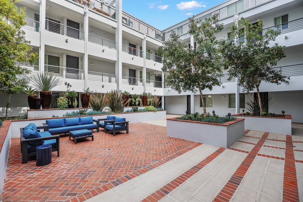 Entertainment Area of Courtyard in Glendale Apartment Building