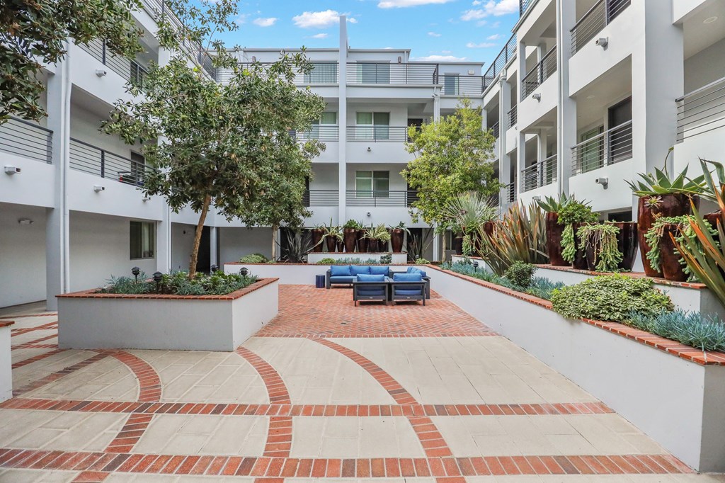 Courtyard Views of Residential Apartment Homes in Glendale