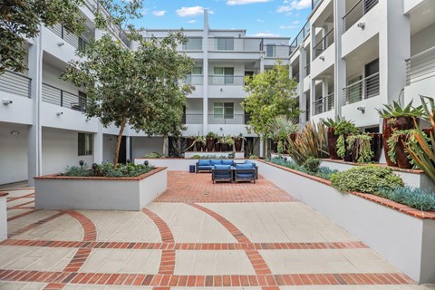 Courtyard Views of Residential Apartment Homes in Glendale