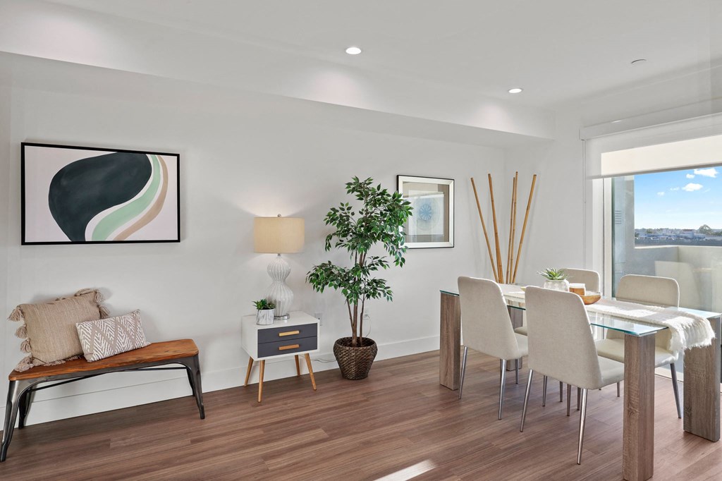 Open Dining & Entertainment Area