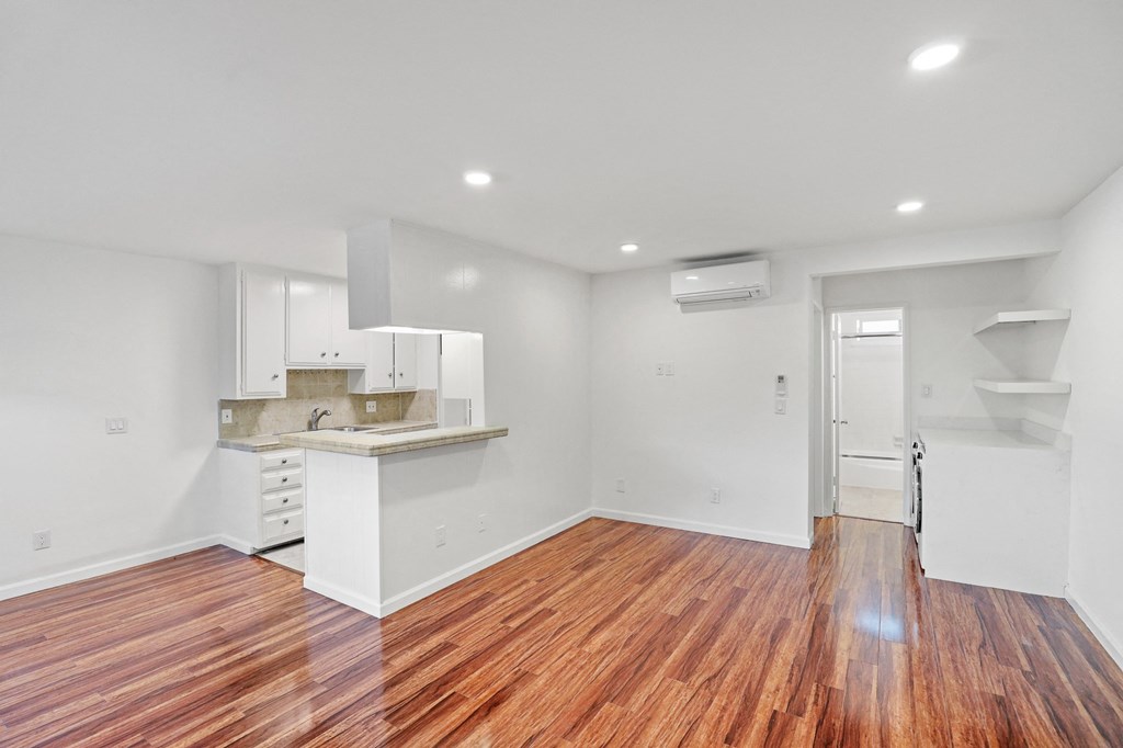 Open-Concept Kitchen & Dining Areas with Vinyl Flooring