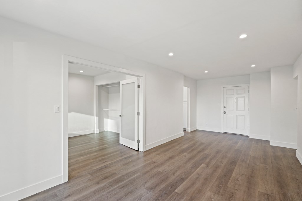 Spacious Brentwood Apartment