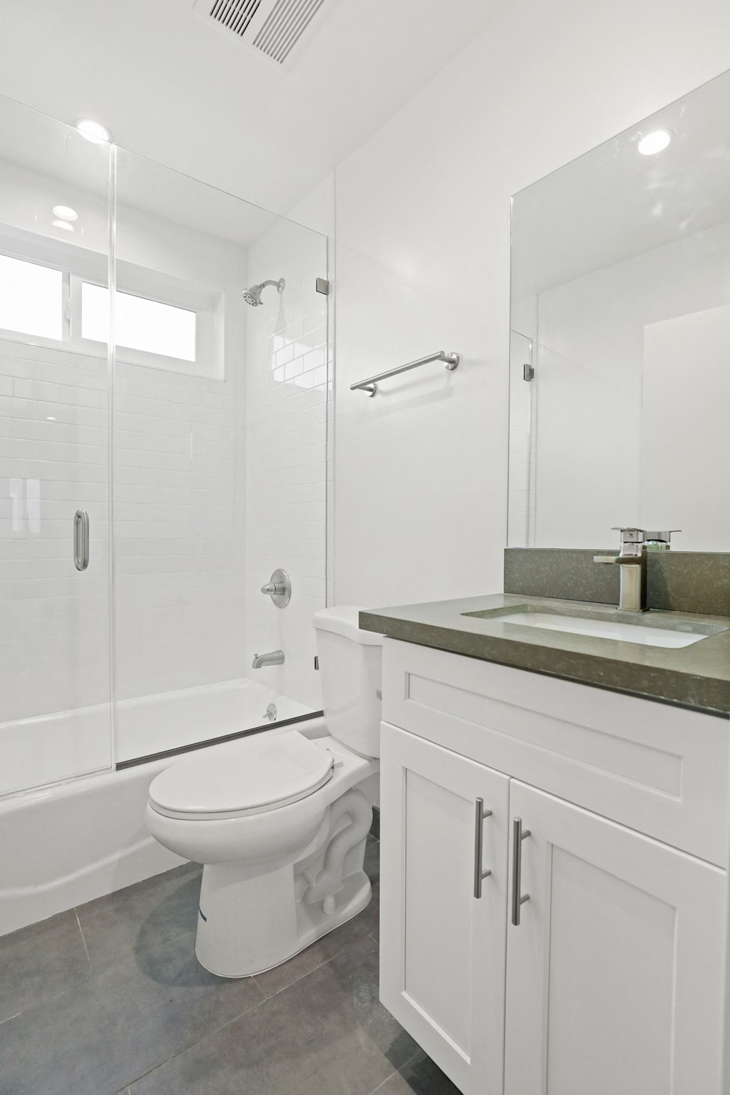 Apartment with Modern Bathroom