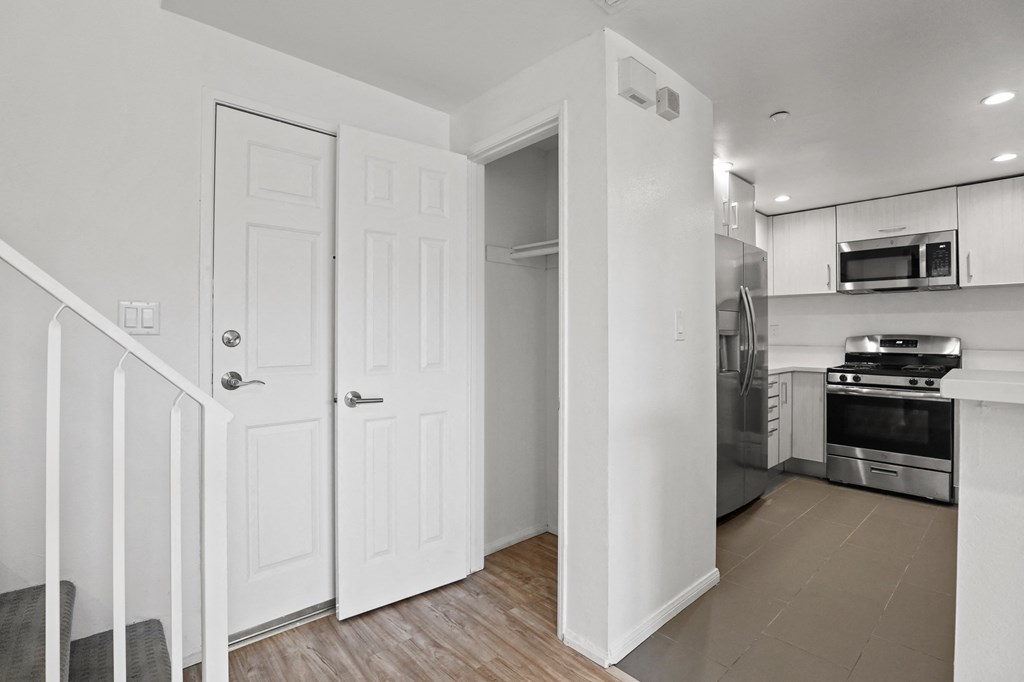West LA apartment with Full-Size Kitchen and Stainless Appliances