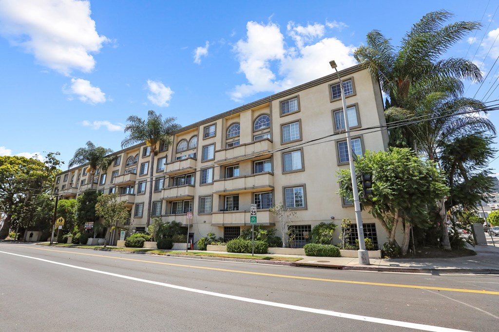 West LA apartments for 2,3, and 4 Bedroom Apartment Homes