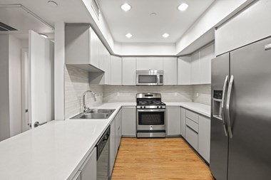 Full-Size Kitchen with Energy-Efficient Appliances - Photo Gallery 5