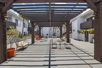 Courtyard with Pergola with Seating Area - Photo Gallery 4