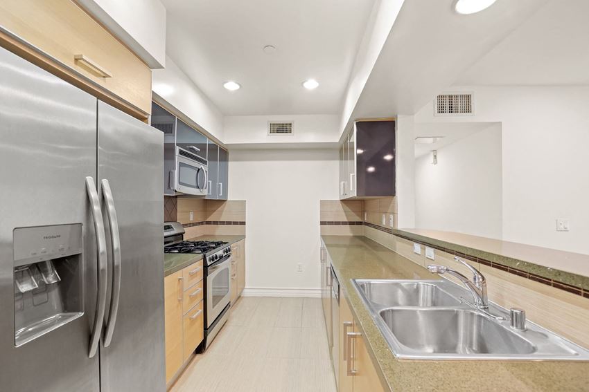 Full-Size Kitchen with Energy-Efficient Appliances Full-Size Kitchen with Energy-Efficient Appliances - Photo Gallery