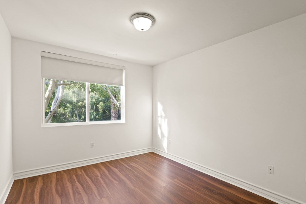 Bedroom with Large-Size Window