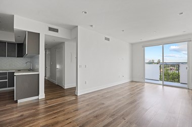 429 Hayworth Avenue 3 Beds Apartment for Rent - Photo Gallery 4