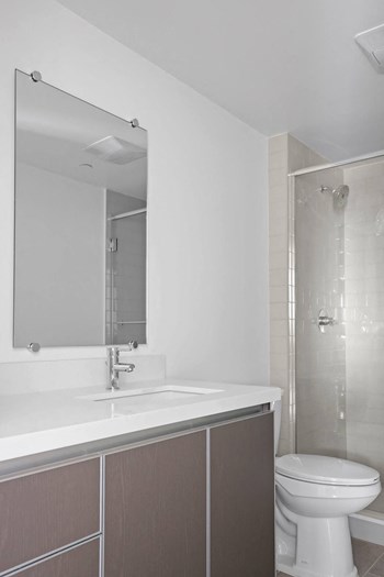 LA Apartment Bathroom - Photo Gallery 19