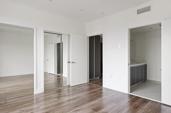 LA Apartment Building with 2,3, and 4 Bedrooms - Photo Gallery 22
