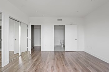 LA Apartment Building with 2,3, and 4 Bedroom Units - Photo Gallery 14