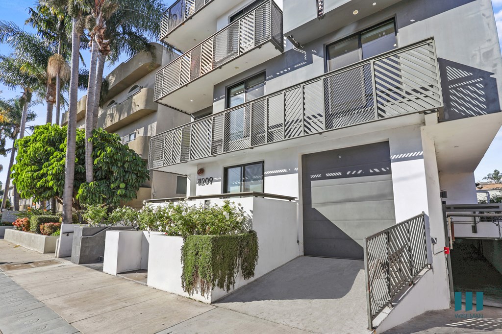 Sidewalk View of Richland Metro with Private Garage