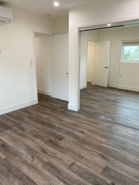 Bedroom with Mirrored Closet and Vinyl Flooring