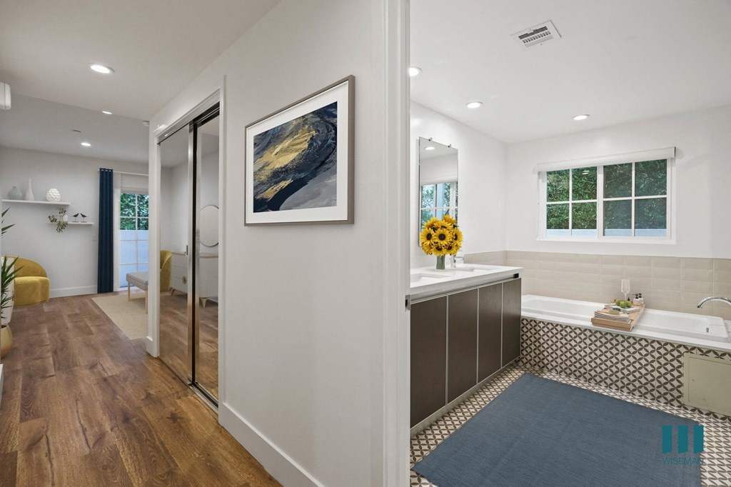 Bedroom with Bathroom with Bathtub