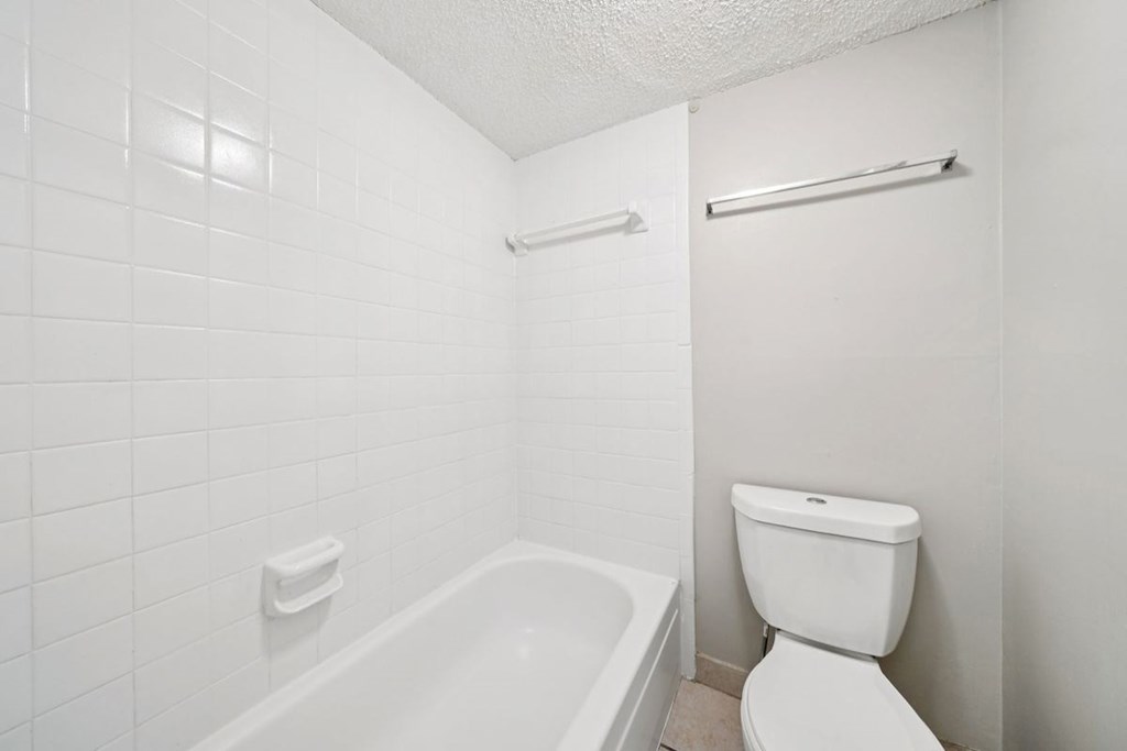 Oval Bathtub at Hills at Hoover Apartments, Hoover, AL