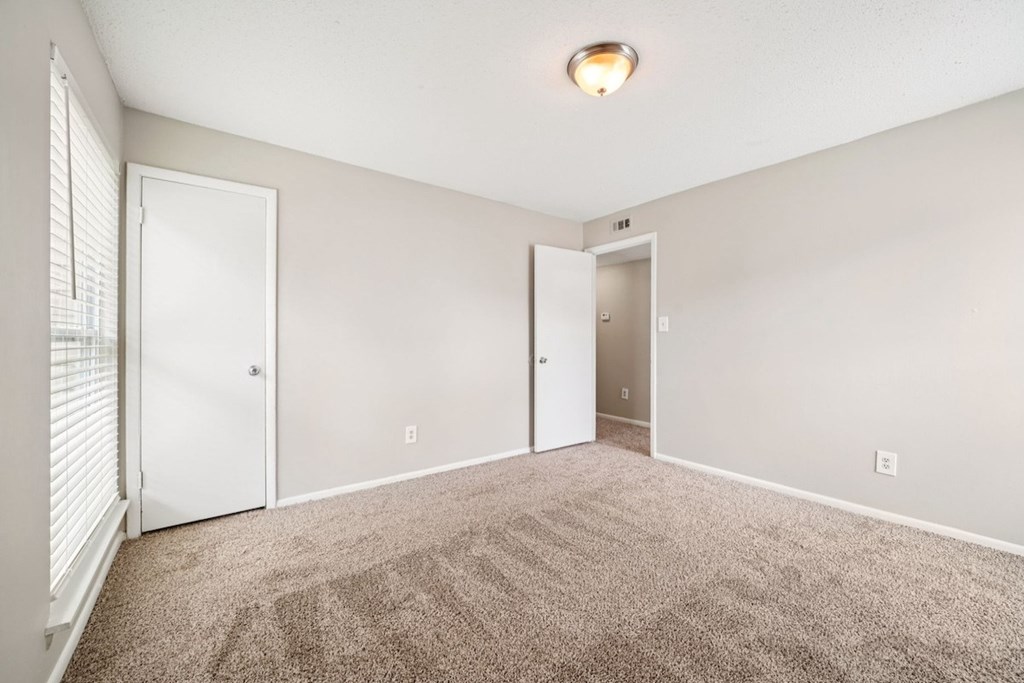 Vacant Bedroom Area at Hills at Hoover Apartments, Hoover, 35216