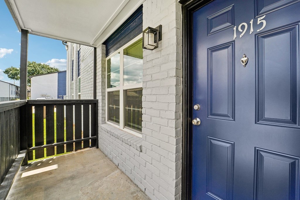 A blue door with the number 1915 on it.