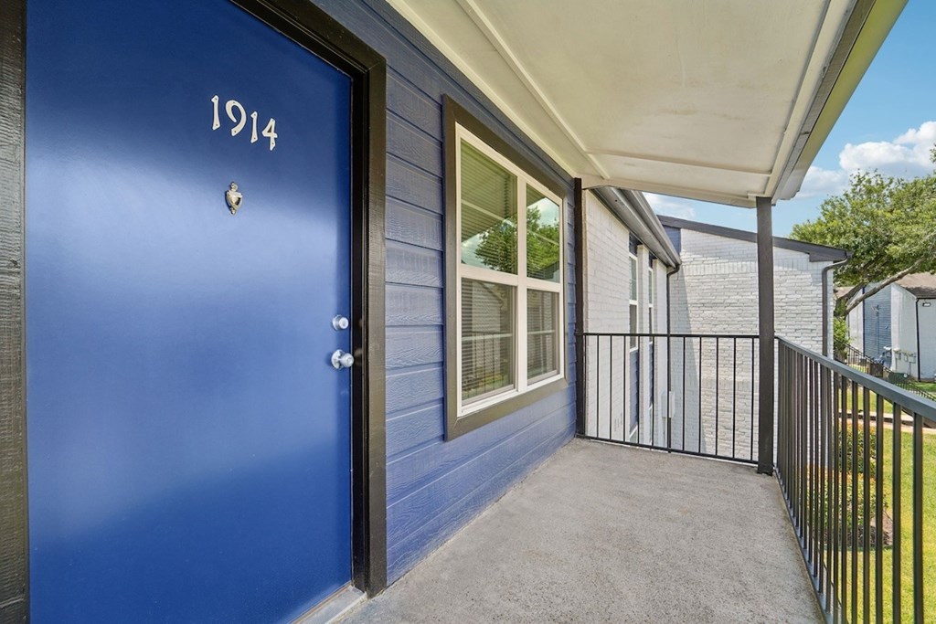 A blue door with the number 1914 on it.