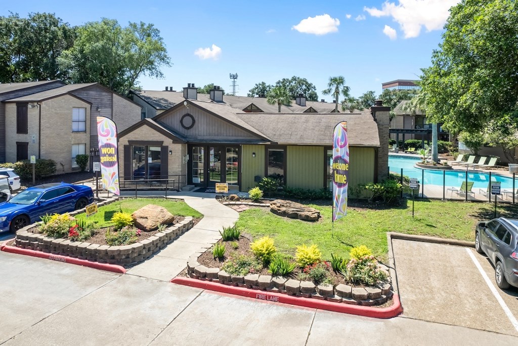 the leasing office and clubhouse at Hudson at Westchase Apartments in Houston, TX