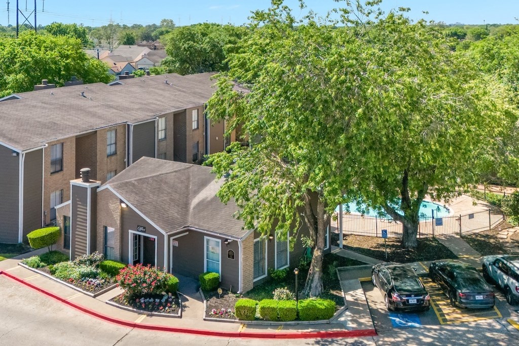 kirkwood Landing clubhouse, pool, parking, and large lush tree