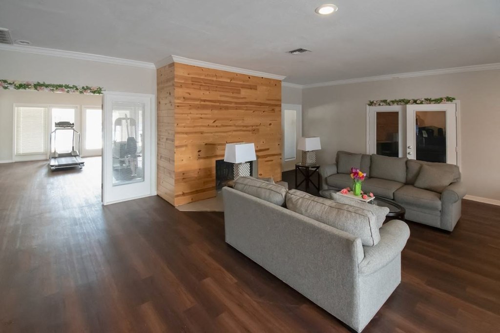 the office and resident clubhouse with comfortable furnishings at Winford Place Apartments for rent in Orlando