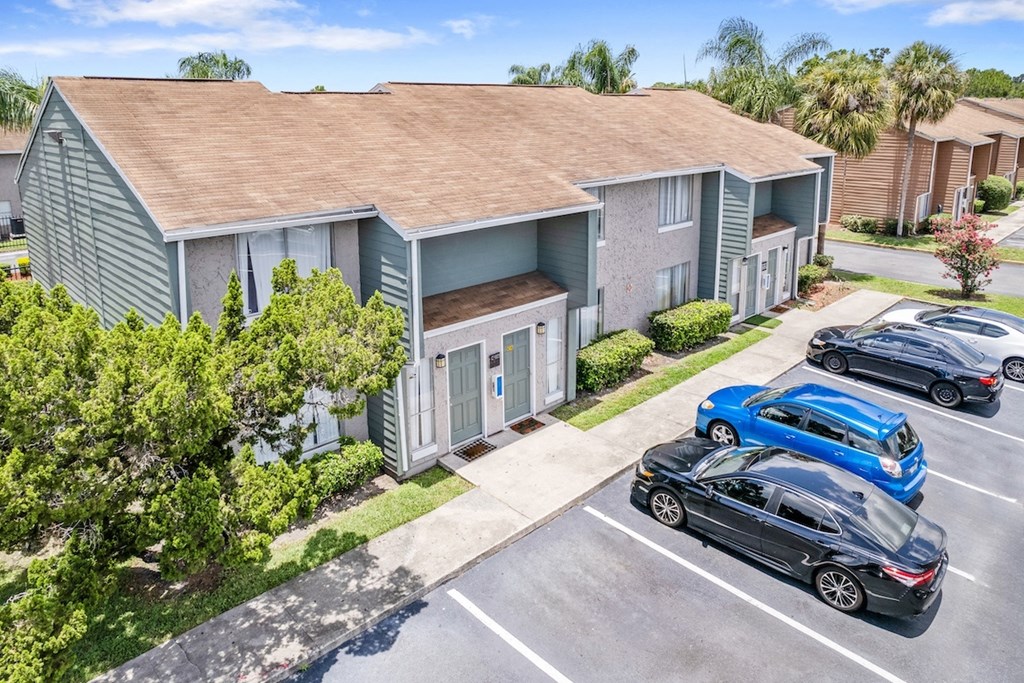Well-kept residential buildings and ample parking at Winford Place Apartments in Orlando