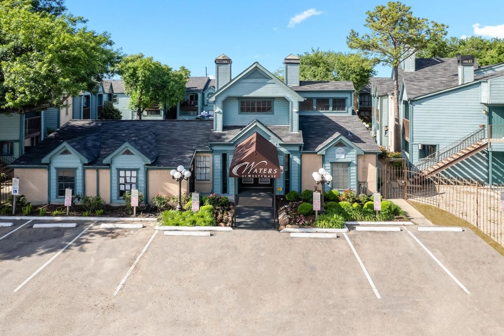 the large clubhouse and ample parking at Waters at Westchase Apartments for Rent in Houston