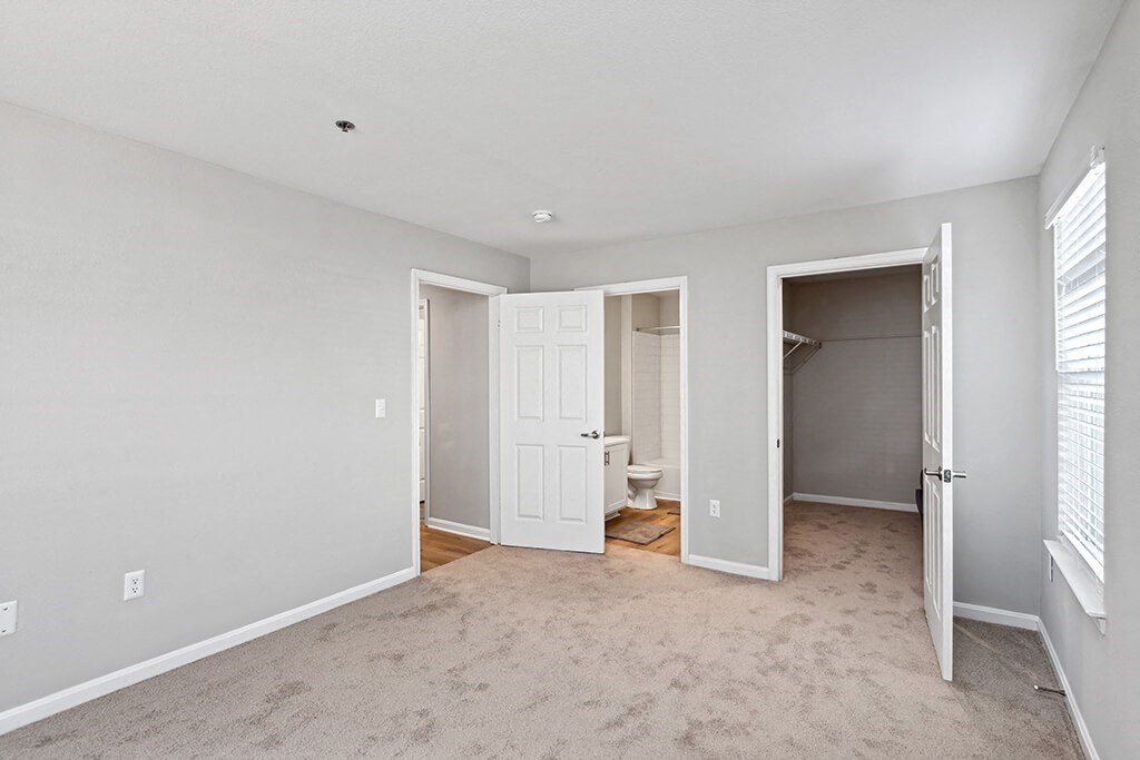 Apartments for Rent in Fredericksburg, VA - England Run North - Bedroom with Large Closet, Carpet, and Attached Bathroom