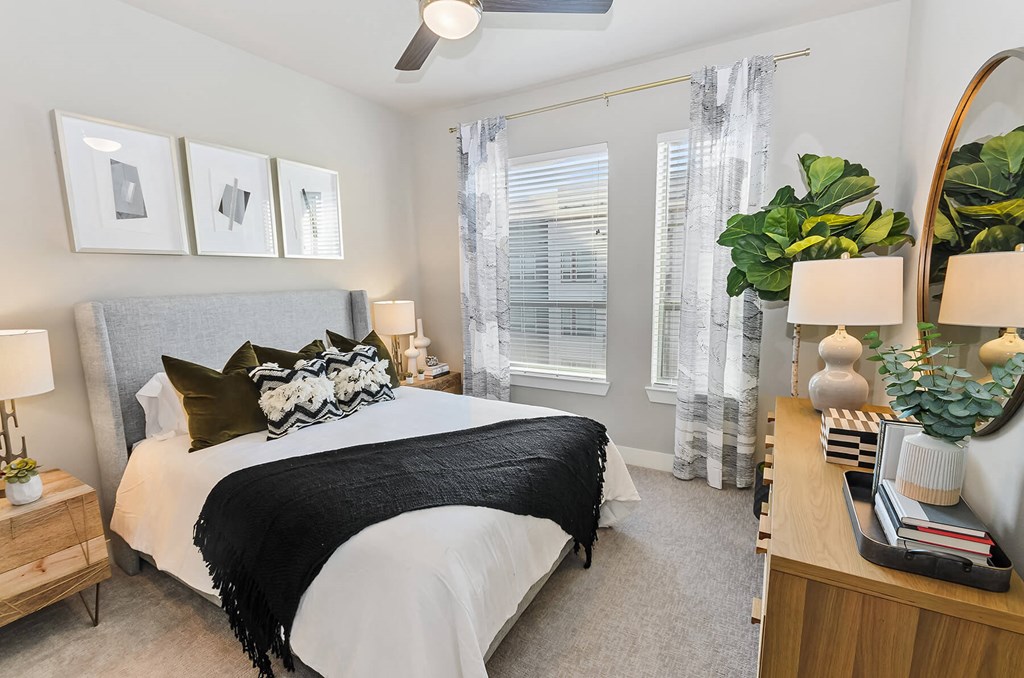 Bedroom with carpet and ceiling fan https://wave.webaim.org/report#/https://www.englandrunnorthapartments.com/
