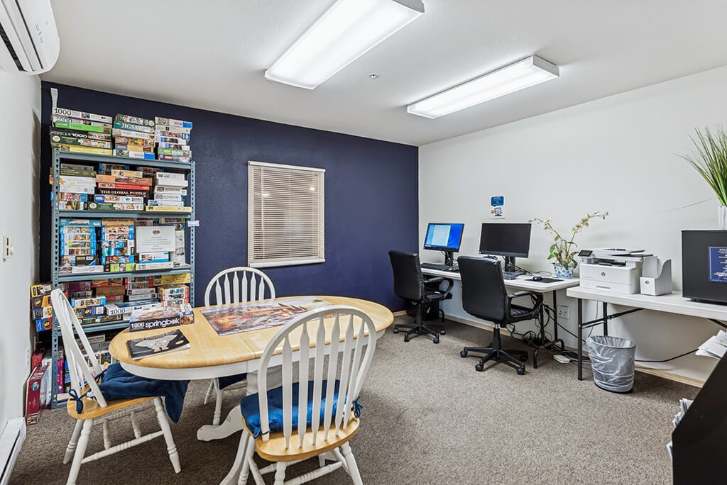 Computer room at Alderwood Court in Lynnwood WA