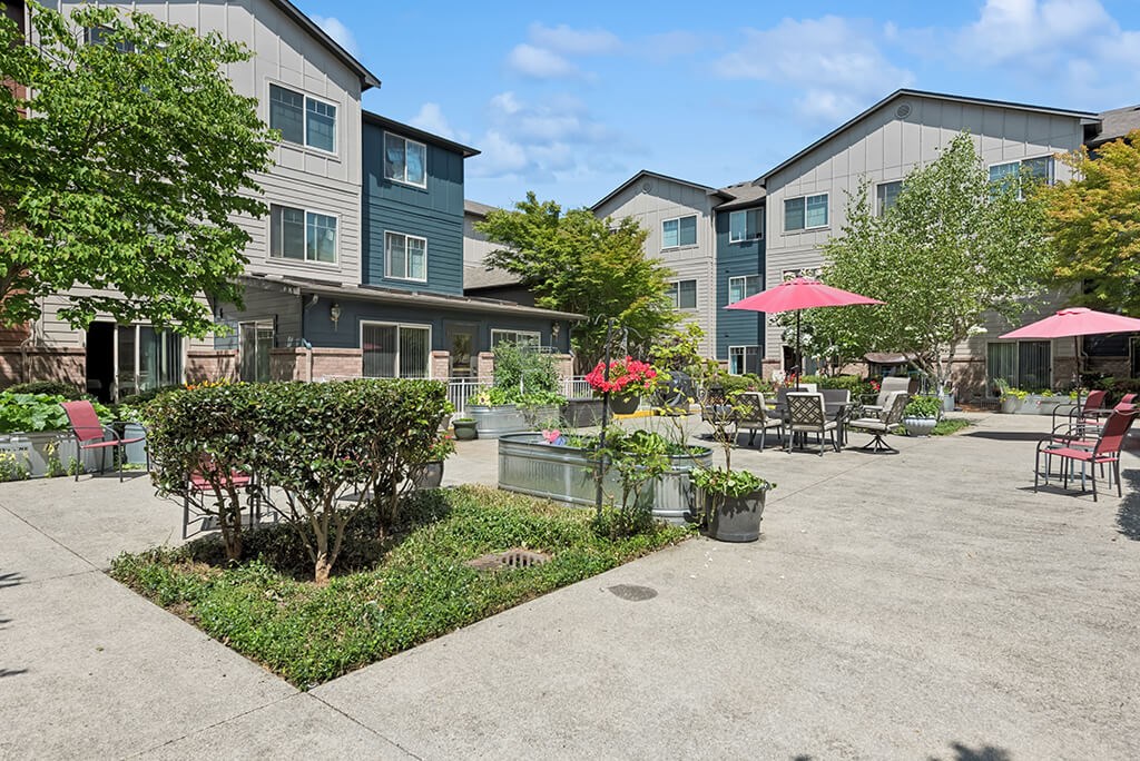 Outdoor courtyard at Alderwood Court in Lynnwood WA