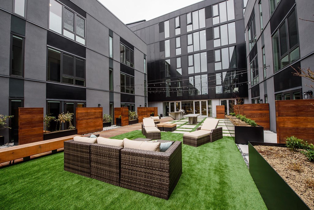 Courtyard BBQ Area at Q21 Apartments in Portland OR