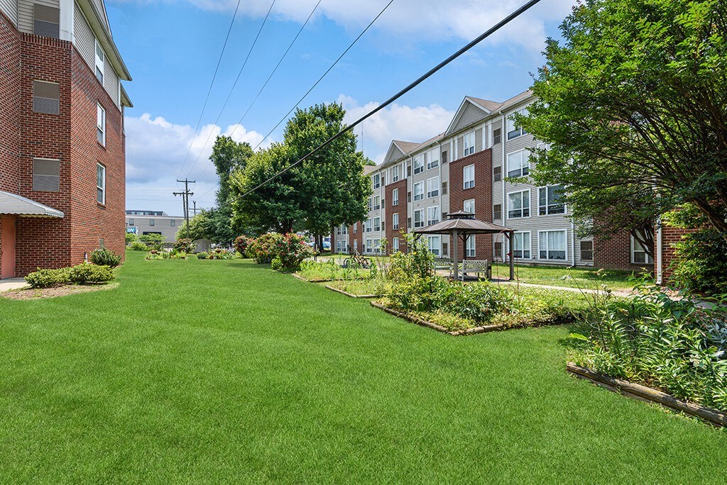 Courtyard Exterior Garden at Guardian Place in Richmond, VA