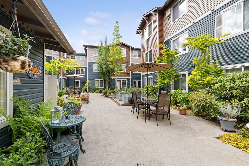 Courtyard at Ballinger Court Senior Apartments in Edmonds, WA