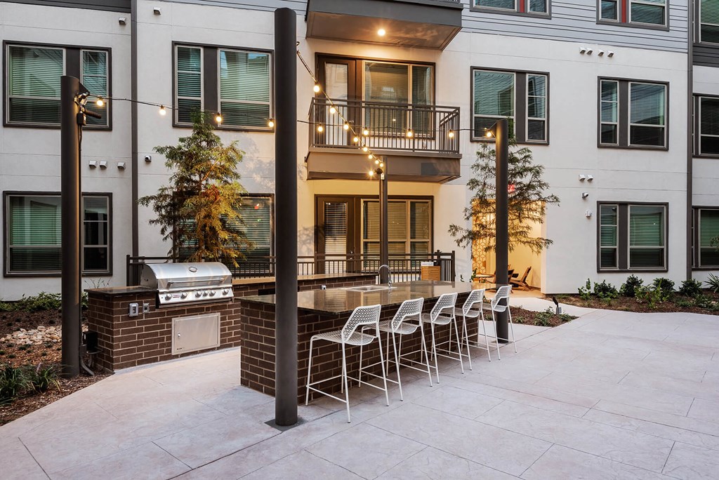 Spacious outdoor Courtyard with Grills at Opal Legacy Central in Plano TX(