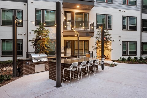 Spacious outdoor Courtyard with Grills at Opal Legacy Central in Plano TX(