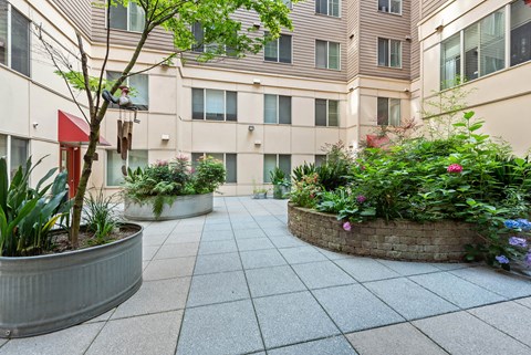 Courtyard at Washington Terance Apartments in Seattle WA