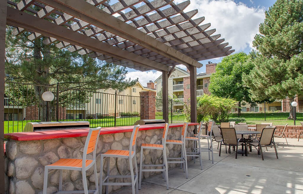 Exterior Barbecue Area at Rock Peak on Sunset Apartments in Longmont CO