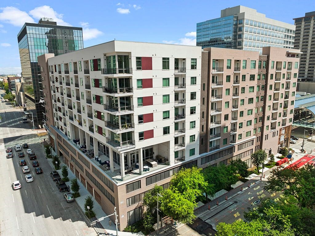 Exterior Building Travis and Jefferson at 1810 Main Apartments in Houston TX