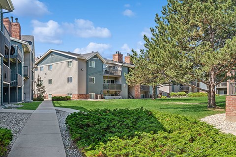 Outdoor landscaping at Rock Peak on Sunset Apartments in Longmont CO