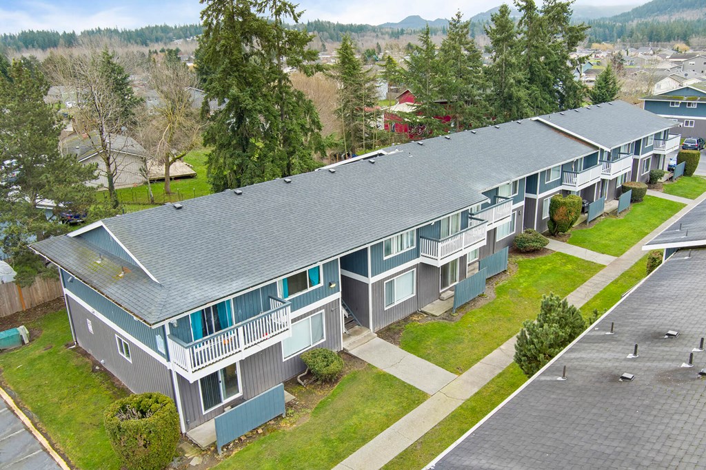 Exterior Building and Tree line at Arbor Park Apartment Homes in Mount Vernon VA
