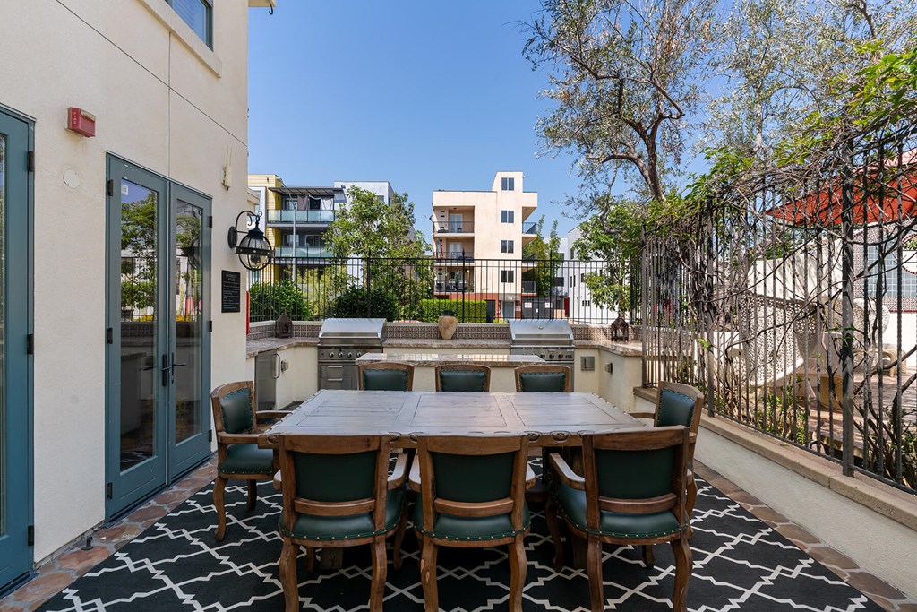 Exterior Courtyard Royal Plaza Grills